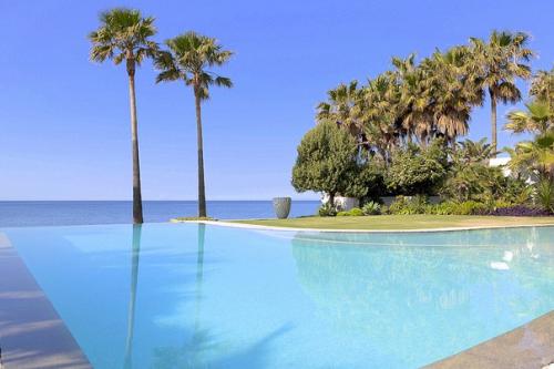 Дизайн виллы был завершен в 2012 году и имеет только высококачественные материалы. 01