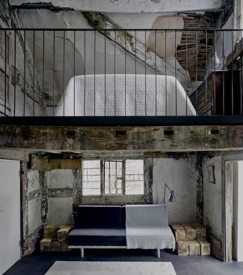 Кейт Дарби и Дэвид Коннор создали оригинальный дом, соединив в нем часть старого коттеджа 18 века с новой основой. 05