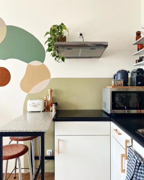 Эта небольшая кухонная зона, объединенная с обеденной, - часть кухни - гостиной. 02