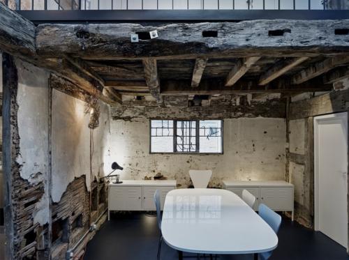 Кейт Дарби и Дэвид Коннор создали оригинальный дом, соединив в нем часть старого коттеджа 18 века с новой основой. 02