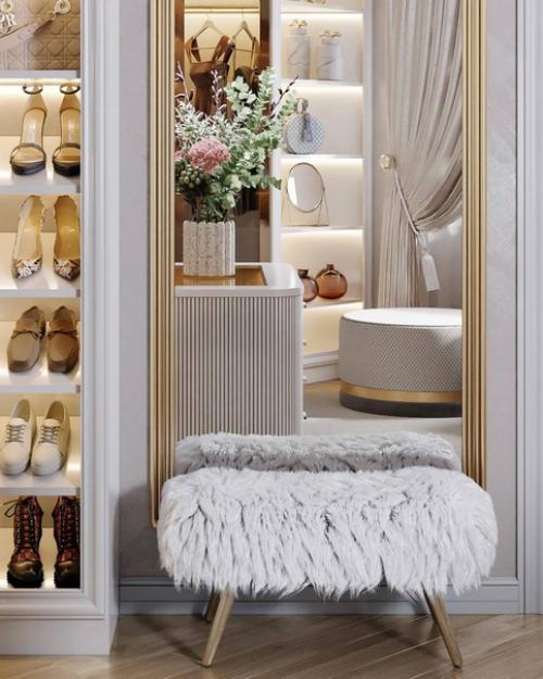 Давно у нас не было просторных гардеробных: чтобы у обуви и сумок отдельные полки, и остров посередине. 08