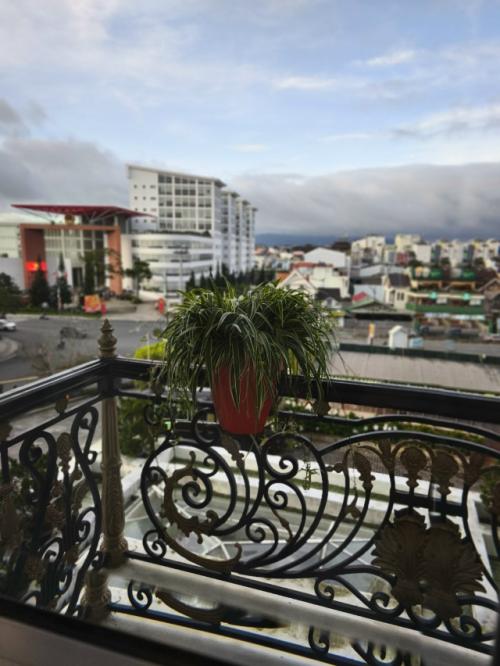 Первый день экскурсии закончился и вечером нас заселили в гостиницу Sammy Hotel в центре Далата. 02