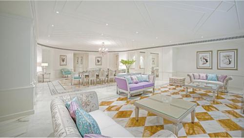 От версаче открылся в Дубае. 02