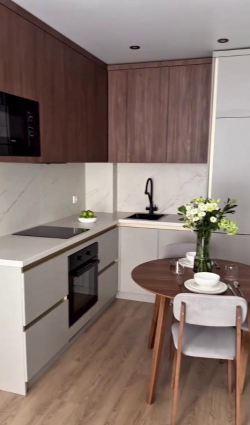 Оцените современный светлый дизайн квартиры с акцентом на зелёный цвет. 02