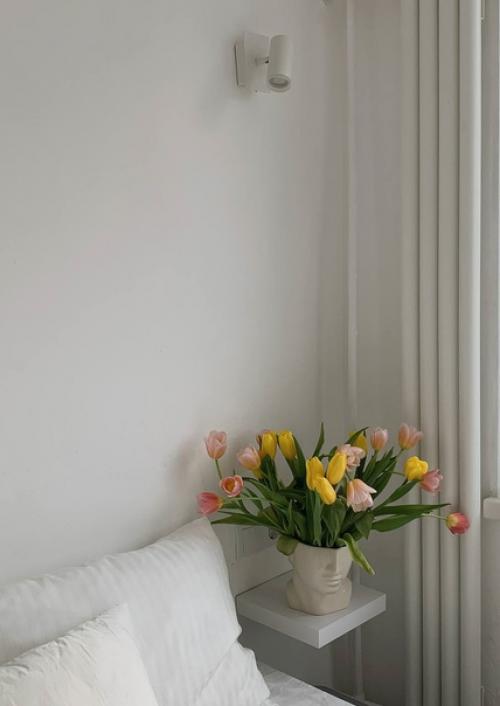 Всем привет!  Комната небольшая, 17 кв м, но с помощью перегородки удалось зонировать пространство на зону спальни и гостиной. 01