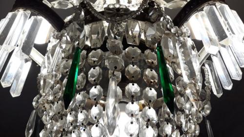 Зеленый хрусталь люстры в старинном интерьере. 03