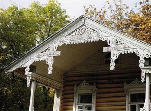 Как украшали дома на Руси. Резьба на Руси.
Традиция украшать дома резьбой возникла на Руси, вероятно, еще в языческие времена.
