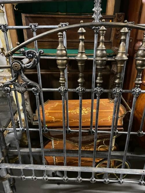 Старинная мебель в доме - это и изящество стиля жизни предыдущих поколений, и семейная история, и даже темп жизни. 04