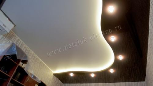 Однотонный натяжной потолок с волной.