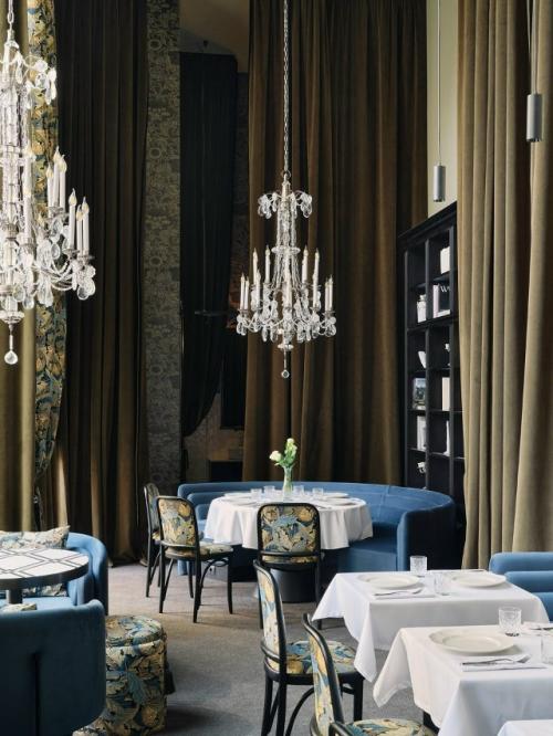 В новом ресторане на белорусской классическая эстетика встречается с атмосферой старинной библиотеки. 06