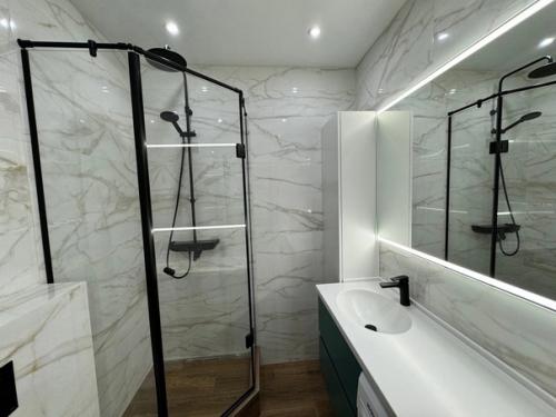 Когда за окном твоего жилого комплекса яблоневый сад, то и интерьер квартиры должен располагать к релаксу. 05