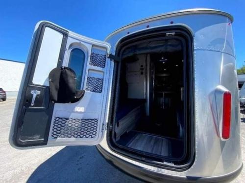 Стильно отправляйтесь на природу с этим исключительным туристическим прицепом 2021 Airstream Basecamp 20x. 09