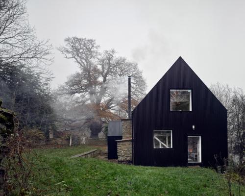 Кейт Дарби и Дэвид Коннор создали оригинальный дом, соединив в нем часть старого коттеджа 18 века с новой основой. 01