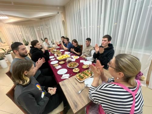 Светлый праздник домашнего тепла: уютная квартира становится домом благодаря заботливым рукам! 05