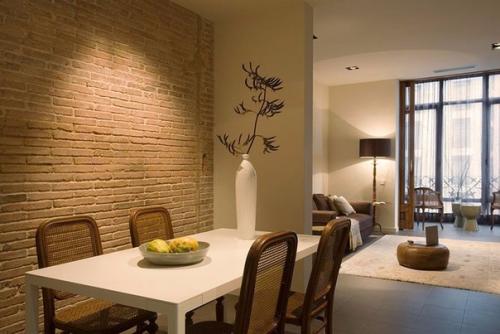 Квартира площадью 85 м 2, расположенная в старинной части Барселоны, всего в нескольких шагах от архитектуры гауди.