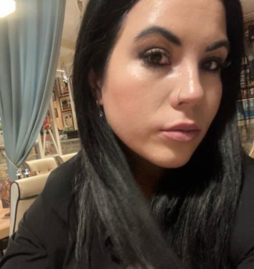 Наше путешествие началось с крутой пиццерии рядом с нашим домом, интерьер чем то напоминает наш чеширский кот. 01