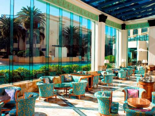 От версаче открылся в Дубае. 03