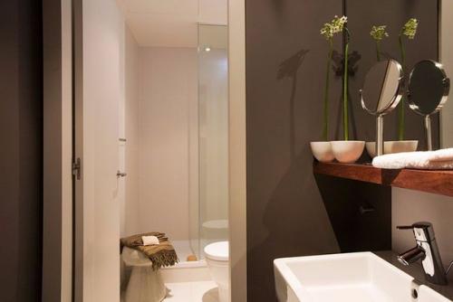 Квартира площадью 85 м 2, расположенная в старинной части Барселоны, всего в нескольких шагах от архитектуры гауди. 05