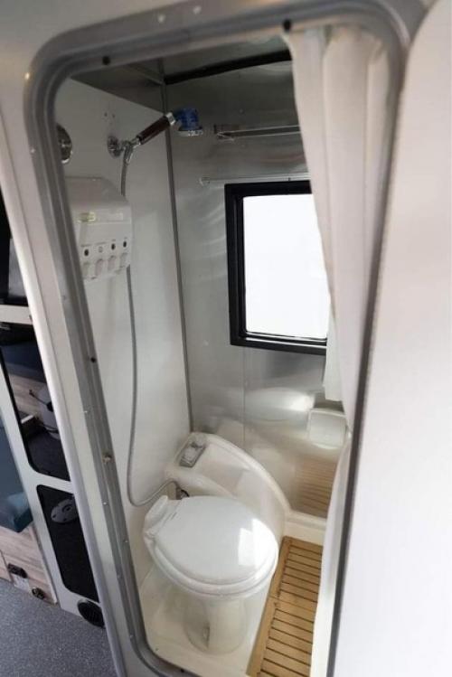 Стильно отправляйтесь на природу с этим исключительным туристическим прицепом 2021 Airstream Basecamp 20x. 04