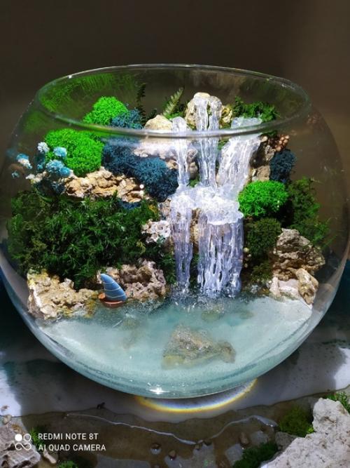 Для тех, кто не дружит с растениями, нет времени за ними ухаживать или недостаточно светлое помещение придумали моссариумы. 01