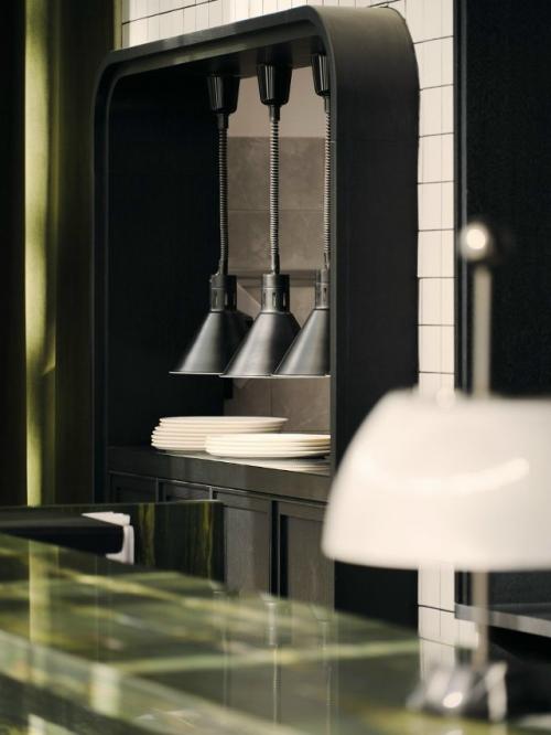 В новом ресторане на белорусской классическая эстетика встречается с атмосферой старинной библиотеки. 01