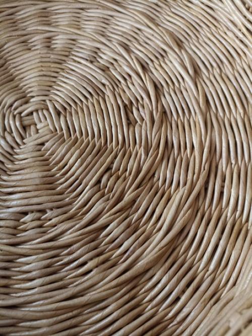 Плетёный поднос органично вписывается в интерьер дома: в ванной в гостиной на кухне лёгкий, практичный, стильный. 02