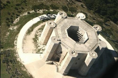 Из сети:   Кастель - дель - монте - самый таинственный замок Европы. 01