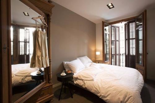 Квартира площадью 85 м 2, расположенная в старинной части Барселоны, всего в нескольких шагах от архитектуры гауди. 04