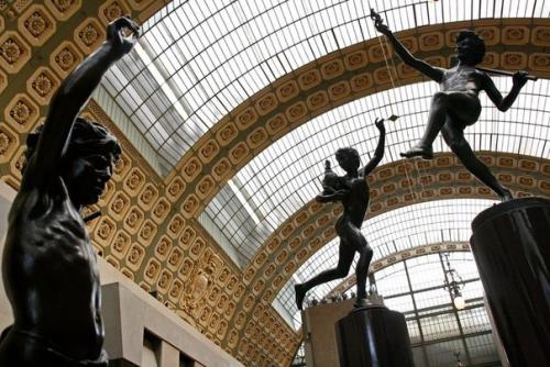 На левом берегу Сены, через реку от легендарного лувра, расположился третий по популярности музей Парижа - музей орсе. 05