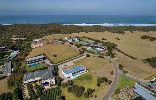 Уникальный минималистский дом с консолью. 03