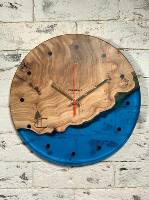 Часы из массива и эпоксидной смолы большой популярностью пользуются. 02