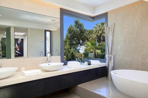 Дизайн виллы был завершен в 2012 году и имеет только высококачественные материалы. 09