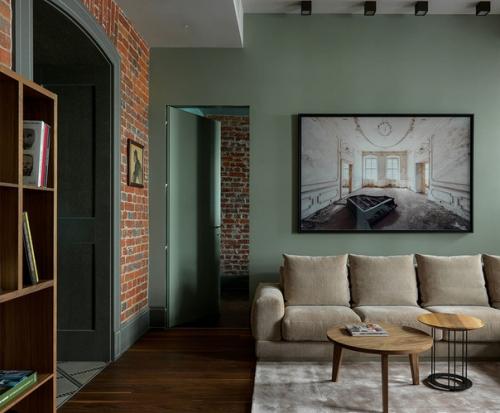 Кирпичные стены и оттенки зеленого: современная квартира в старом доме в Москве. 02