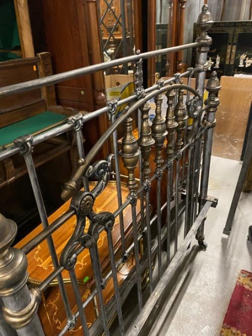 Старинная мебель в доме - это и изящество стиля жизни предыдущих поколений, и семейная история, и даже темп жизни. 03