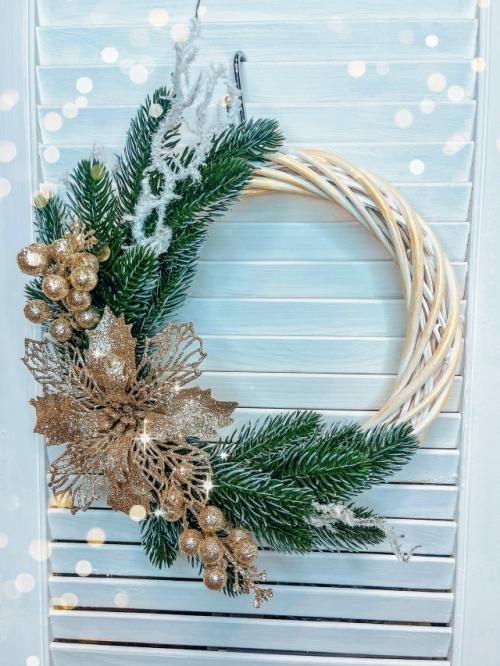 Такой венок можно разместить в нескольких местах в доме, в зависимости от ваших предпочтений и стиля интерьера: 

