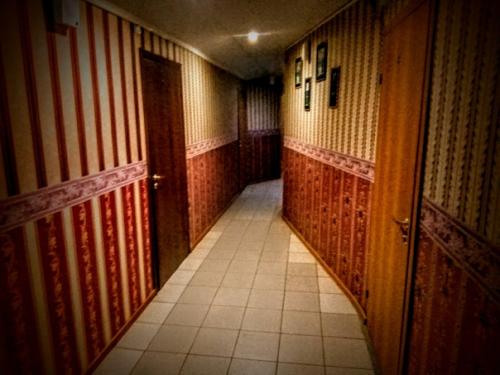 Поселился в гостинице с интерьерами из фильма What we do in the Shadows. 01