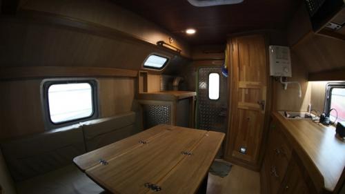 Переделал военный Урал в автодом с шикарным интерьером и путешествует с собакой. 06