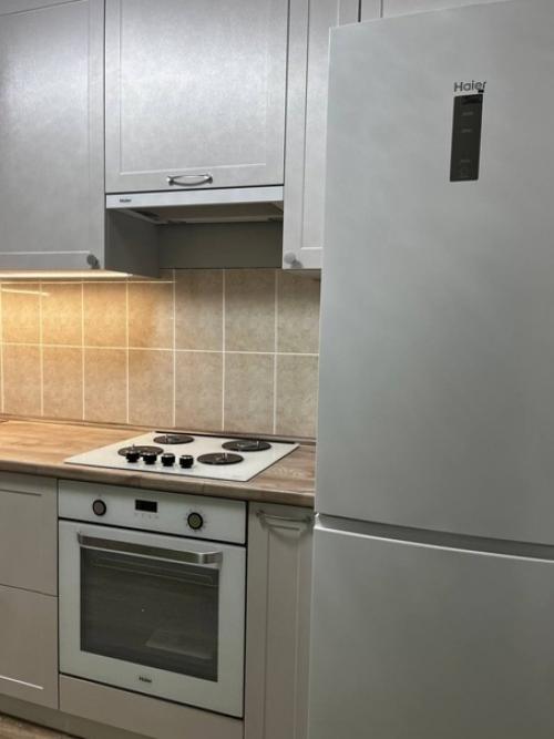 Освежили интерьер кухни гарнитуром с фасадами под металл. 02