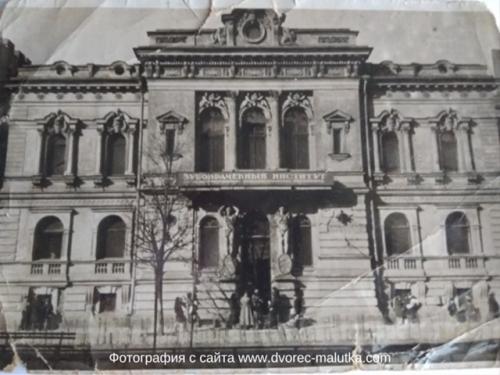 В ноябре 1965 года в бывшем особняке Н. в. Спиридонова на фурштатской улице был открыт дворец торжественных регистраций рождений Малютка. 03 В ноябре 1965 года в бывшем особняке Н. в. Спиридонова на фурштатской улице был открыт дворец торжественных регистраций рождений Малютка. 03