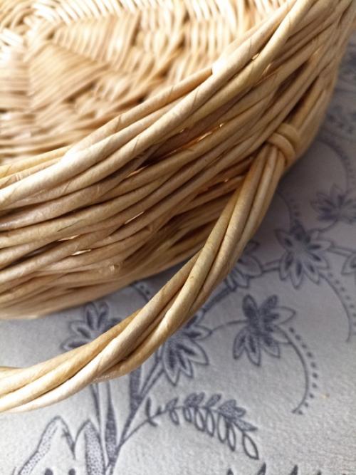 Плетёный поднос органично вписывается в интерьер дома: в ванной в гостиной на кухне лёгкий, практичный, стильный. 01