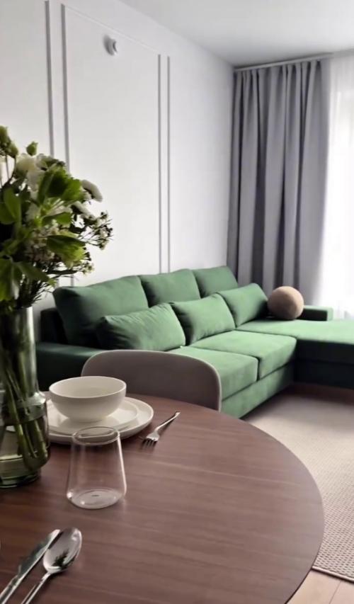 Оцените современный светлый дизайн квартиры с акцентом на зелёный цвет. 03