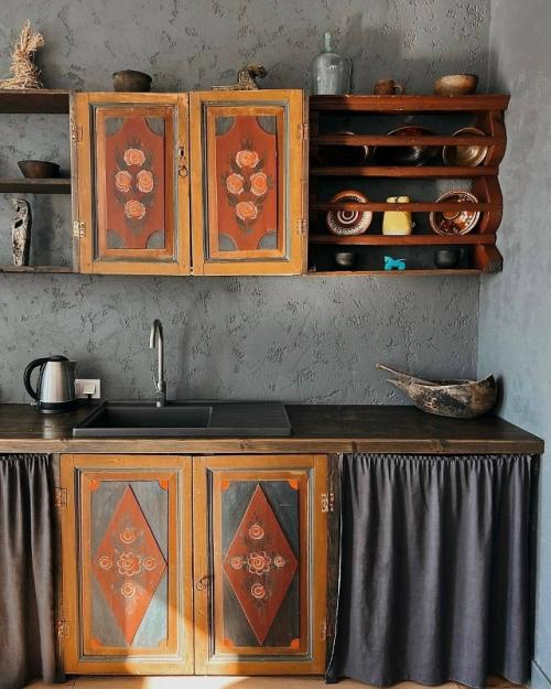 Идеи как можно создать оригинальный и теплый интерьер, добавив элементы русского стиля в современные типовые дома и квартиры. 02