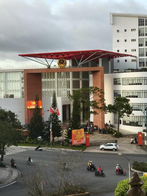 Первый день экскурсии закончился и вечером нас заселили в гостиницу Sammy Hotel в центре Далата. 01