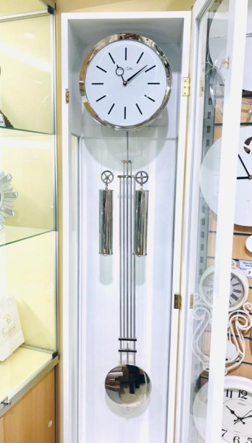 Несмотря на стереотипы, напольные часы не ушли в прошлое, напротив, с легкой руки дизайнеров превратились в модный элемент интерьера. 01