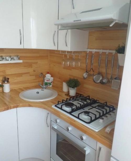 Небольшая кухня. В светлых тонах. 01