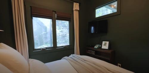 87-Летняя женщина живет в доме площадью всего 27 кв. 05