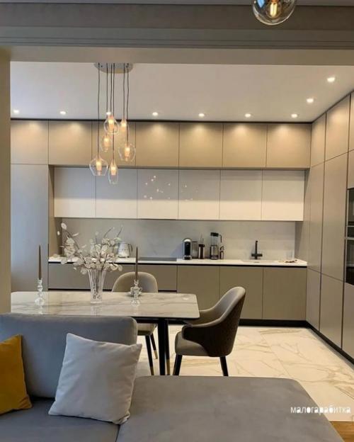 Стильный интерьер кухни, объединенной с гостинной. 03