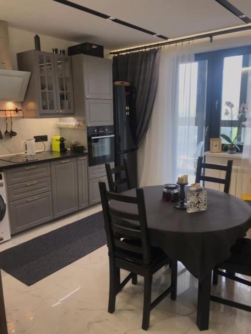 Просторная кухня. В ярких цветах. 07