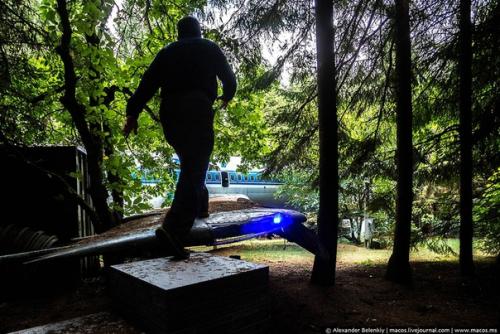 Настоящий выживальщик!   Отшельник в списанном самолете посреди леса живет. 01