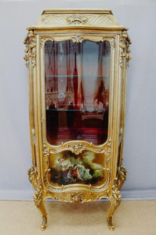 В мастерской реставрации мебели и деревянных предметов интерьера завершилась работа над шкафчиком - Горкой из музея - квартиры Г. с. Улановой. 01